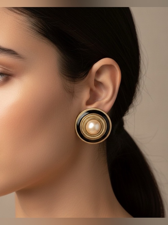 Richelieu Jewelry - Vintage Richelieu Gold and Black clip on Earrings